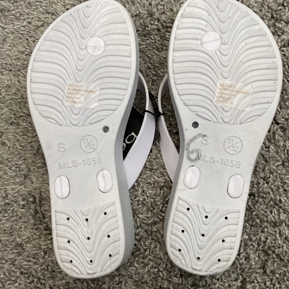 BEBE Girl’s flip flops sandals - Picture 3 of 3